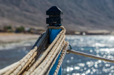 ipler bir kutup mavi deniz ve dağlar karşı yakın çekim
