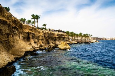 Bir kayalık plaj ve Kızıldeniz kıyısında bir resif için denizden görüntüleyin