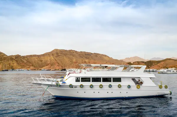 Grande Barco Branco Mar Fundo Costa Rochosa Egito Fotografias De Stock Royalty-Free