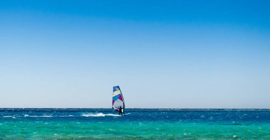 Mısır Dahab denizde adet rüzgar sörfü sürmek