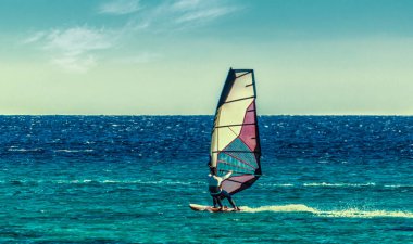 Genç sörfçü kız Sharm el Sheikh 'de Kızıl Deniz' de yelken açıyor.