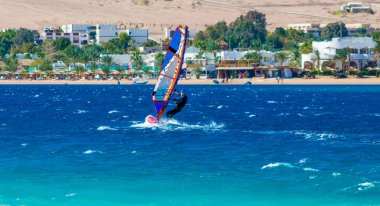 Mısır Dahab Beach Otel ve palmiye ağaçları ile arka planda adet Rüzgar Sörfü rides