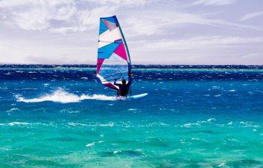 Sharm El Sheikh 'te, Kızıl Deniz' in dalgalarında sörf yapan rüzgar sörfçüleri