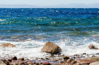 dalgalar ve deniz sörf ve sahil üzerinde taşlar