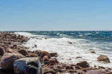 dalgalar ve deniz sörf ve sahil üzerinde taşlar
