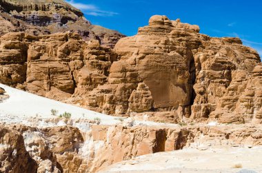 Mavi gökyüzü ve beyaz bulutlar Mısır Dahab South Sinai'deki / daki çölde karşı yüksek rocky Dağları