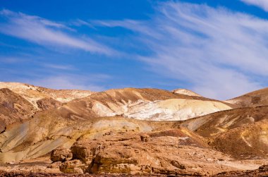 Mavi gökyüzü ve beyaz bulutlar Mısır Dahab South Sinai'deki / daki çölde karşı yüksek rocky Dağları