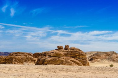Mavi gökyüzü ve beyaz bulutlar Mısır Dahab South Sinai'deki / daki çölde karşı yüksek rocky Dağları