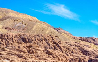 Mavi gökyüzü ve beyaz bulutlar Mısır Dahab South Sinai'deki / daki çölde karşı yüksek rocky Dağları