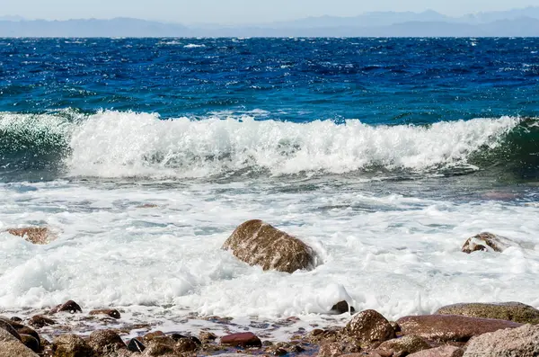 dalgalar ve deniz sörf ve sahil üzerinde taşlar