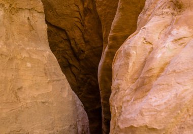 Mısır Dahab South Sinai'deki / daki çölde yüksek rocky Dağları