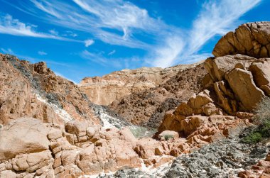 Mısır Dahab çölde bir kanyonda kayalarda
