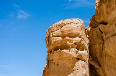 Mavi gökyüzü ve beyaz bulutlar Mısır Dahab çölde karşı yüksek rocky Dağları