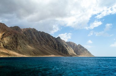 mavi deniz ve gökyüzü ve bulutlar Mısır Dahab karşı yüksek rocky Dağları