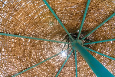 Mavi gökyüzü arkaplanındaki plaj şemsiyesi