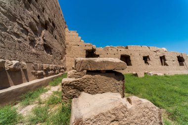 Mısır 'da lüks içinde yaşayan insanlar olmadan Karabak tapınağında antika.
