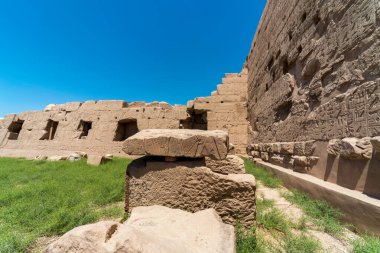 Duvarında Mısır lüksüyle hiyeroglifler olan antik tapınak.