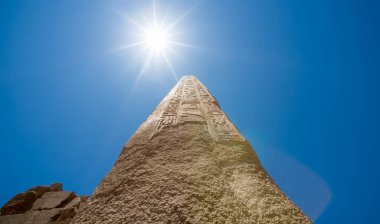 Mısır 'da, Luksor' daki sütunlu salonda, insansız antik heykel.