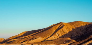 Çöldeki Mısır manzara dağları ve bulutsuz gökyüzü