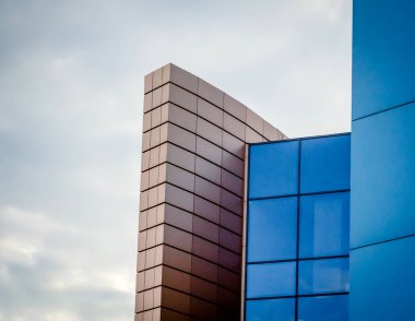 windows sonbahar gökyüzü arka plan üzerinde bir bina duvar parçası