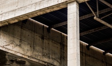 terk edilmiş bir yarım kalmış beton binada parçası