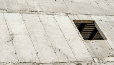 terk edilmiş bir yarım kalmış beton binada parçası