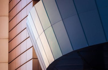 Beyaz zemin üzerinde mavi modern binalardan oluşan bir duvarın mimari soyut desen parçası