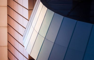 Beyaz zemin üzerinde mavi modern binalardan oluşan bir duvarın mimari soyut desen parçası