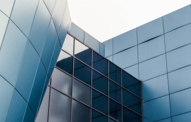 mavi panelleri ve yansıtıcı yüzeyler ile bina cephe