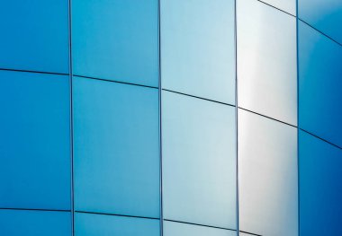 mavi panelleri ile binanın duvarına