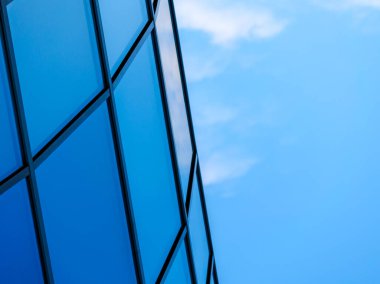 mavi bir gökyüzü karşı yüksek bir ofis pencere parçası