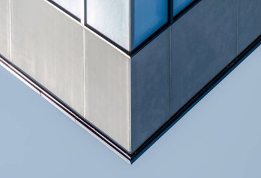 Pencereli beton bir binanın köşesinde.