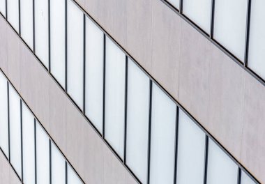 bir beton binanın birçok boş pencereler