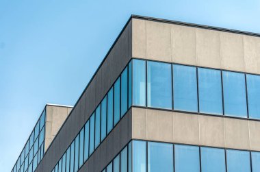 boş pencereleri olan gri bina