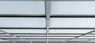 gri yüksek beton binanın boş pencereleri