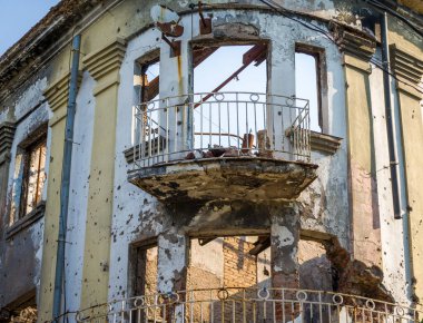 Ukrayna'da duvarlarda mermi izleri ile yanmış ev yok