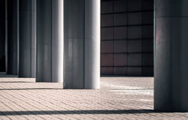Şehir caddesinde, mimari geçmişi olmayan modern bir binanın sütunları.