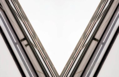 Modern yüksek ofis binasının köşesi ve penceresi soyut mimari arkaplansız.