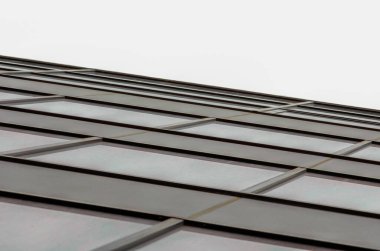 Duvarın bir parçası ve modern yüksek ofis binasının pencereleri soyut mimari arkaplansız.