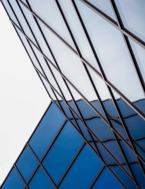 Modern bir binanın penceresindeki çarpıtma ile yansıma mavi soyut kentsel arkaplan rengi