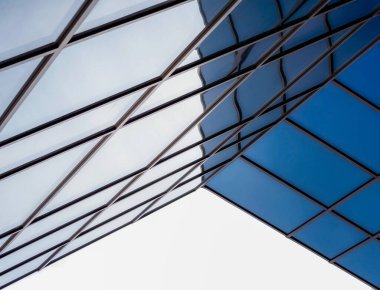 Modern bir binanın penceresindeki çarpıtma ile yansıma mavi soyut kentsel arkaplan rengi