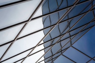 Modern bir binanın penceresindeki çarpıtma ile yansıma mavi soyut kentsel arkaplan rengi