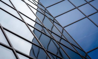 Modern bir binanın penceresindeki çarpıtma ile yansıma mavi soyut kentsel arkaplan rengi