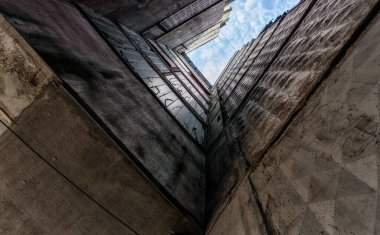 Ukrayna Donbass 'ta insanların olmadığı eski gri bir bina.