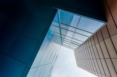 Yüksek işletme binasının duvarları ve pencereleri alt görünüm mimari arkaplan deseni soyut