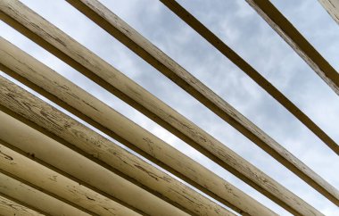 Gökyüzünün arka planında ahşap tahtalar ve soyut desenler