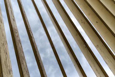 Gökyüzünün arka planında ahşap tahtalar ve soyut desenler