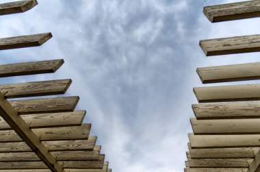 Gökyüzünün arka planında ahşap tahtalar ve soyut desenler