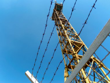 Ukrayna Kırım sınırında tel örgüler ve gözetleme kulesi