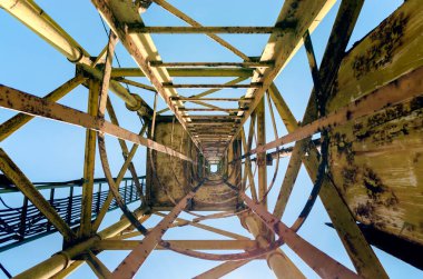 Eski yüksek kule, alt görünümü soyut endüstriyel arka plan deseni